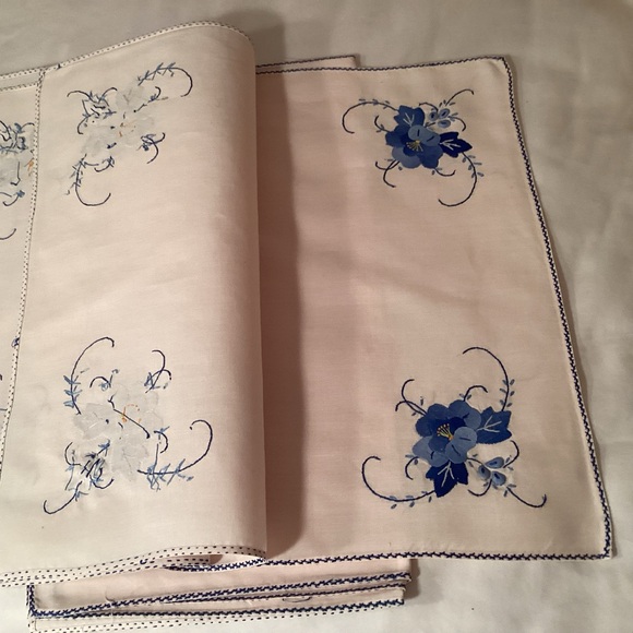 Elegant Vintage Blue Floral appliquéd Table Napkins & Placemats Set of 8 total - Picture 5 of 7